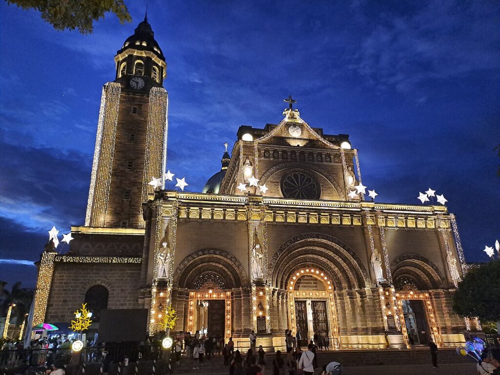 Manila Cathedral decorated with lights for Simbáng Gabí.